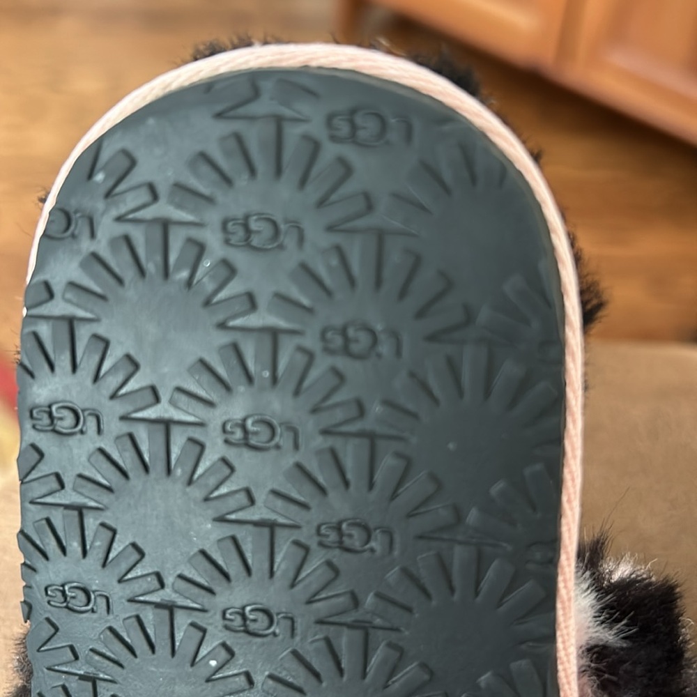 Little girls ugg slippers excellent condition. - Picture 6 of 8